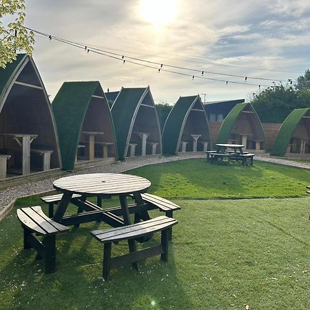 Black Bull Retreat, Barmston With Private Hot Tubs Driffield 外观 照片