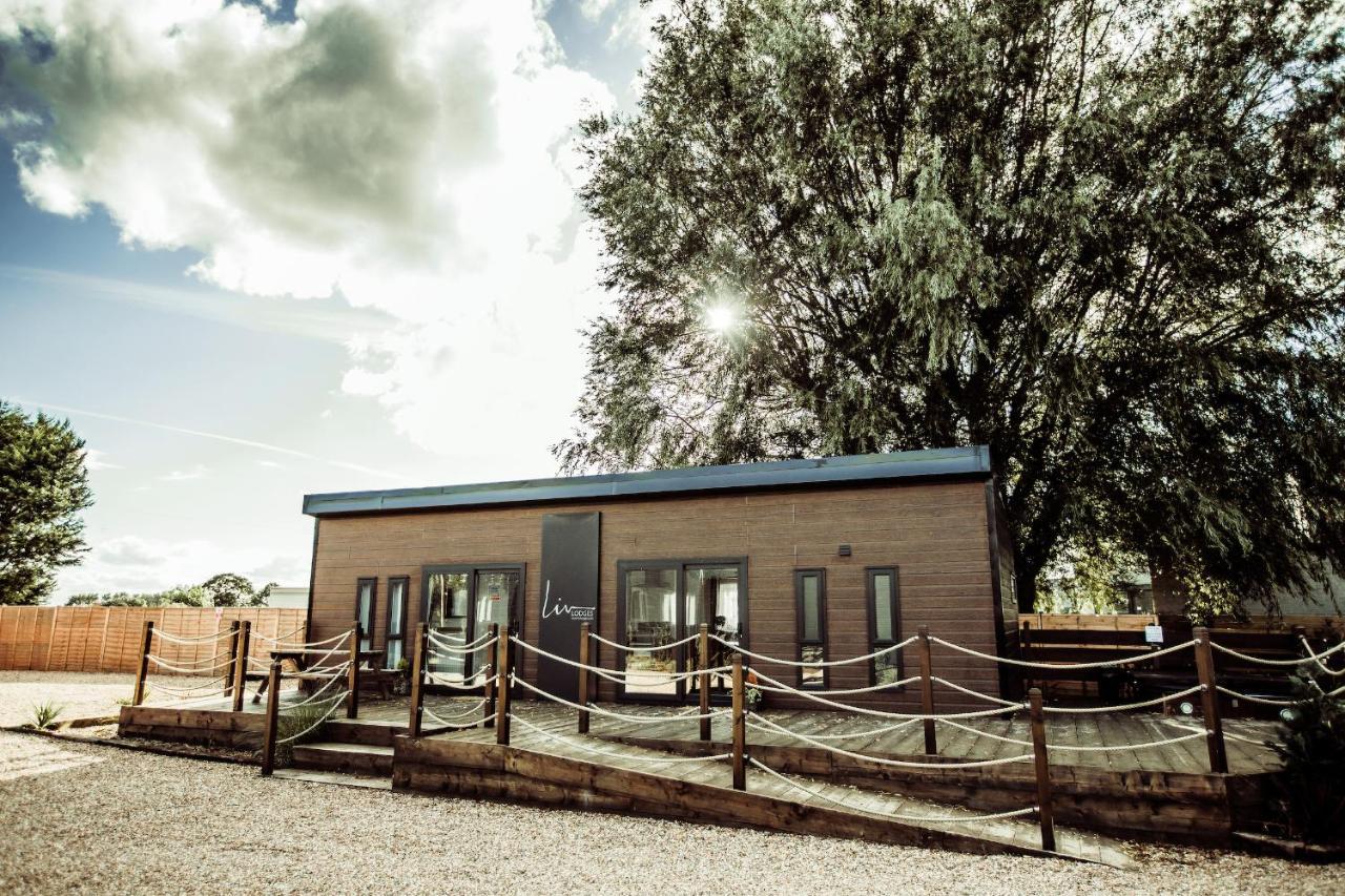 Black Bull Retreat, Barmston With Private Hot Tubs Driffield 外观 照片