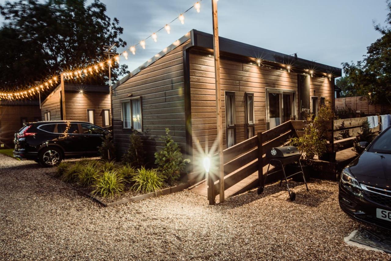 Black Bull Retreat, Barmston With Private Hot Tubs Driffield 外观 照片