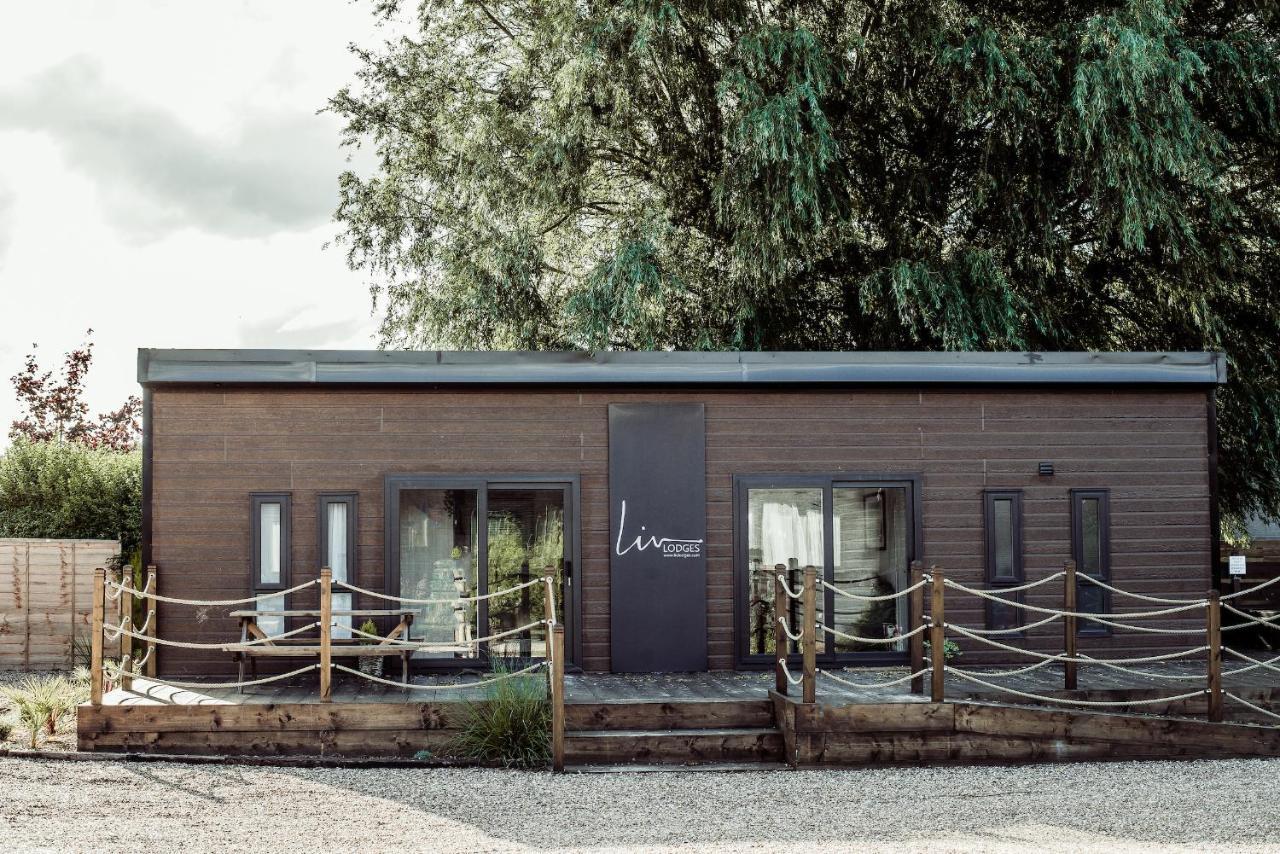 Black Bull Retreat, Barmston With Private Hot Tubs Driffield 外观 照片