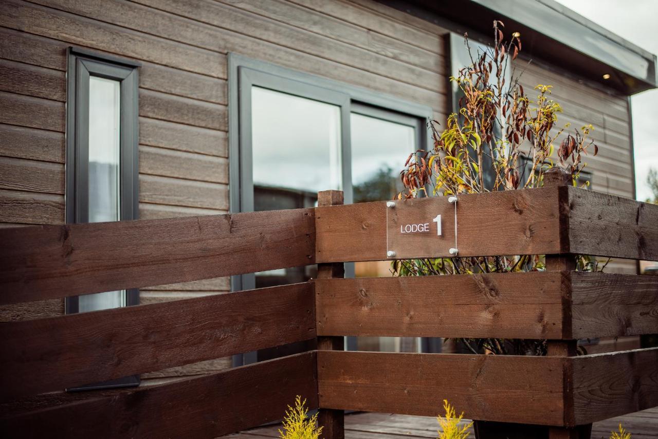 Black Bull Retreat, Barmston With Private Hot Tubs Driffield 外观 照片