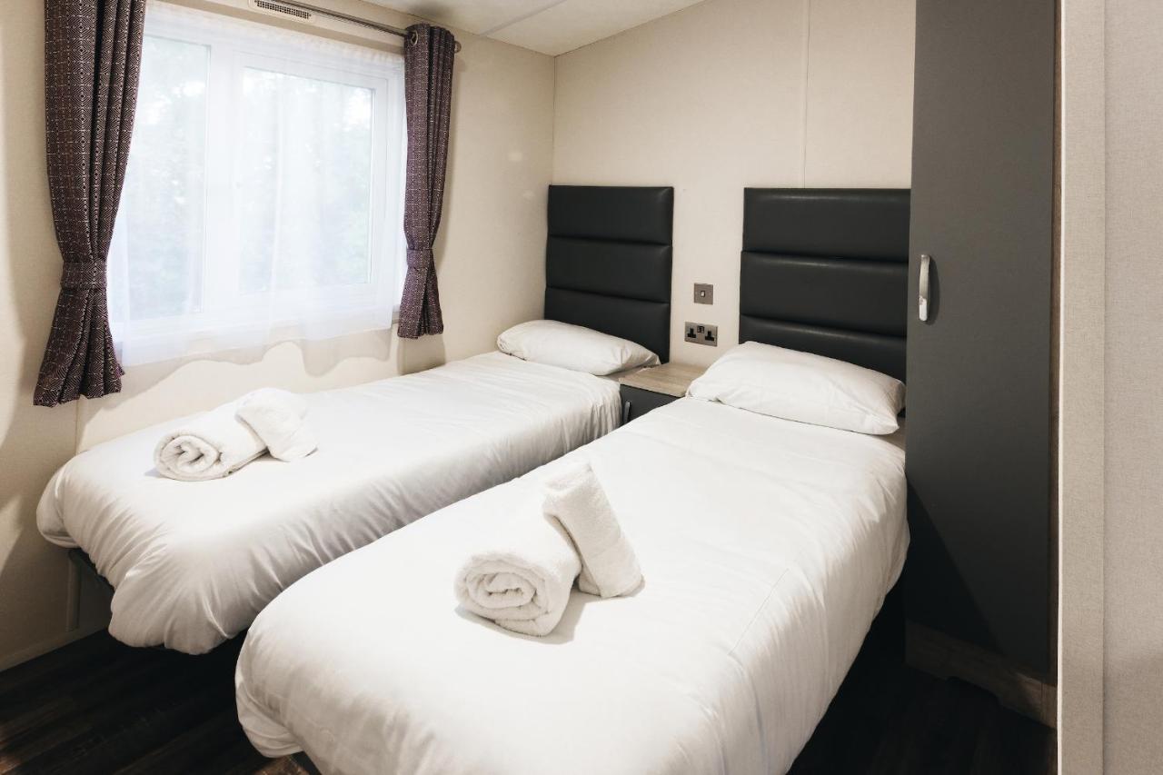 Black Bull Retreat, Barmston With Private Hot Tubs Driffield 外观 照片
