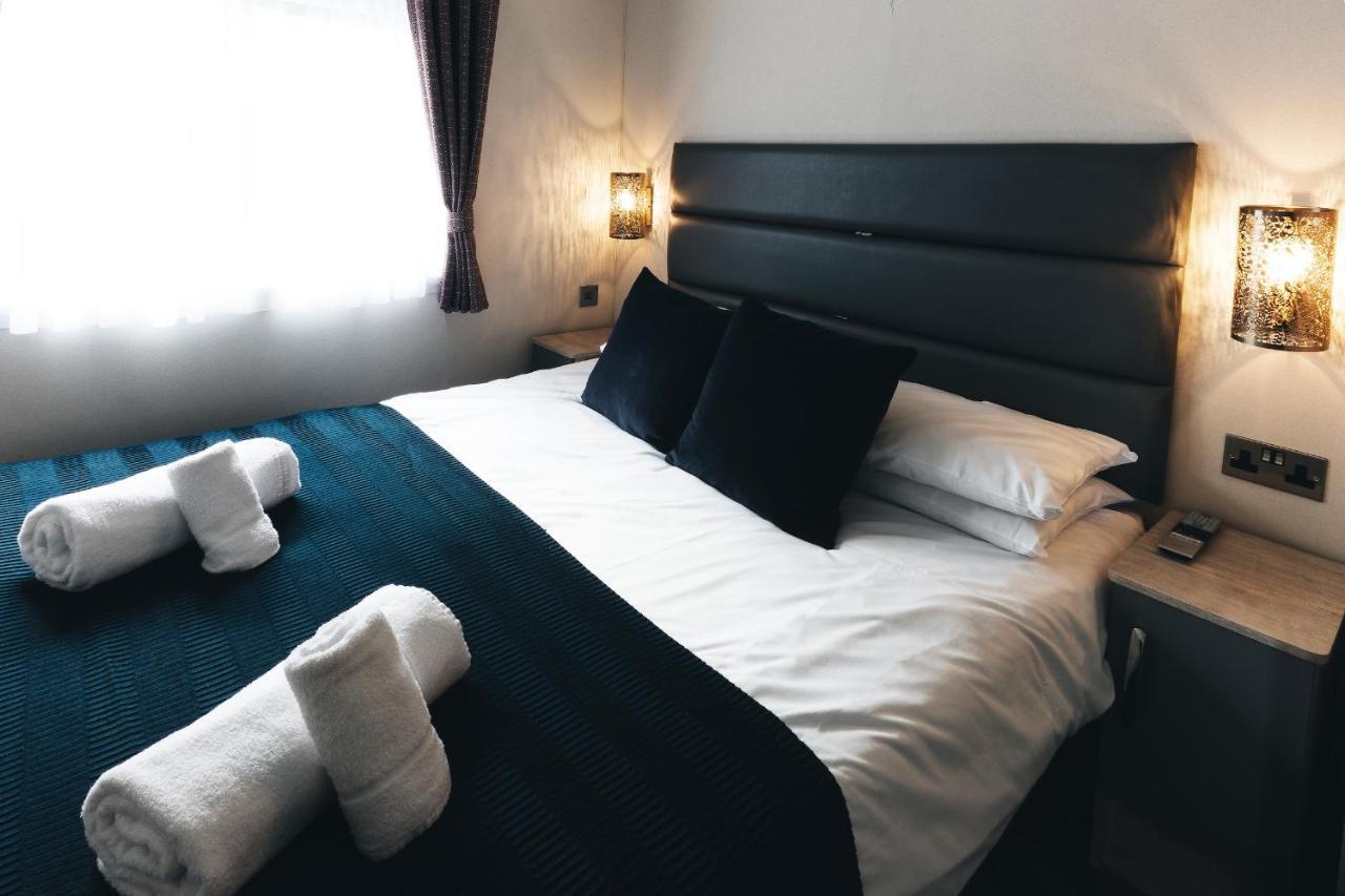 Black Bull Retreat, Barmston With Private Hot Tubs Driffield 外观 照片
